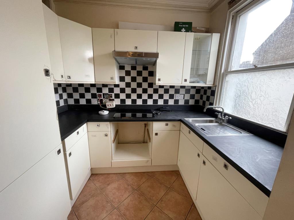 Lot: 23 - FLAT FOR IMPROVEMENT WITH FREEHOLD AND VACANT BASEMENT WITH POTENTIAL - Kitchen with fitted units